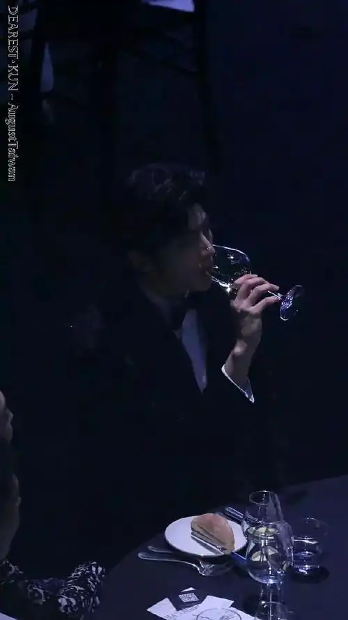 蔡徐坤拿年度新锐艺人,冯绍峰也曾得过,喝酒礼仪满分像天神降临