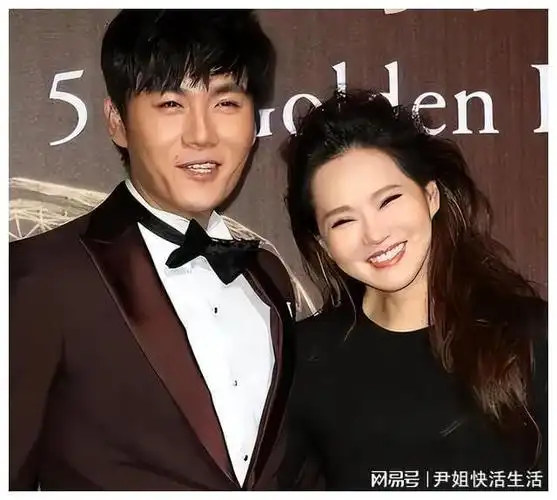 52岁伊能静靠在秦昊腿上,秦昊的手引人注目:结过婚的都懂