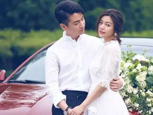 陈妍希40岁生日,陈晓为她举办生日会,现场布置如婚礼现场