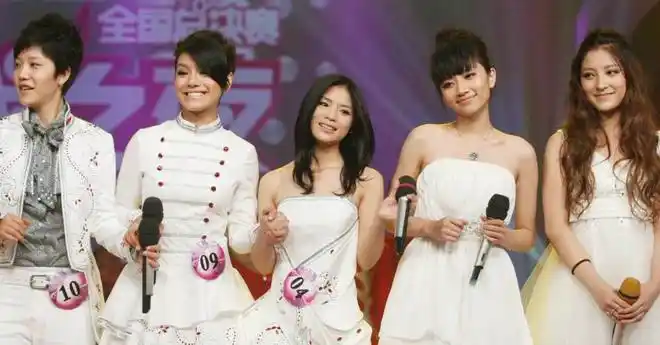 最后锅盖头段林希击败洪辰夺得总冠军,不过这一届的快乐女声现在很多