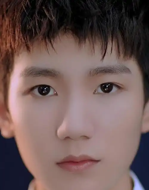 王源精修怼脸拍九宫格分享,这逆天颜值难道不是仙子下凡