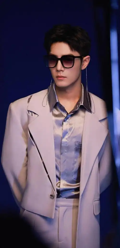 肖战戴眼镜就是另一种极端的帅气!