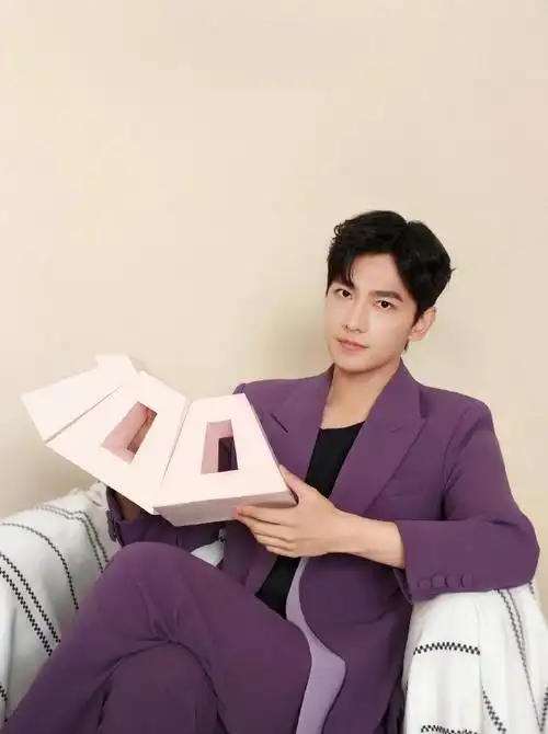 杨洋新鲜紫色西装写真##杨洋紫色v领西装