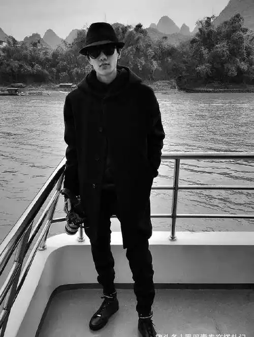 许嵩罕见走机场,字母卫衣配黑西裤时髦帅气,34岁还是清爽少年_黑色