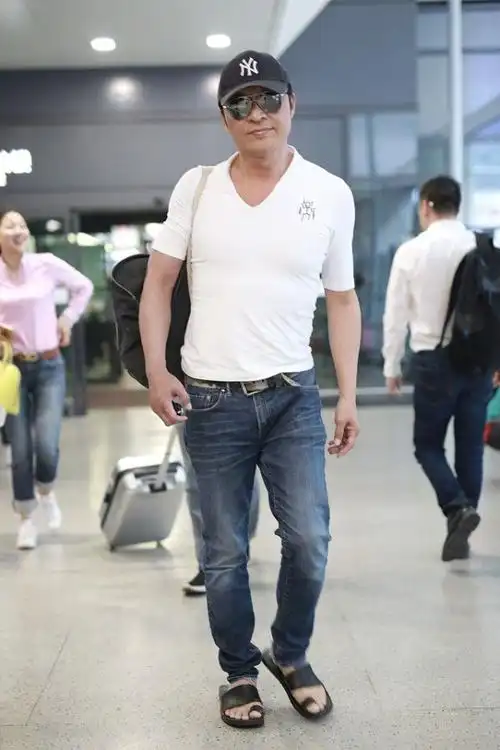 59岁马景涛身材好壮,穿牛仔装隐约显出一身腱子肉,真有男人味|牛仔裤