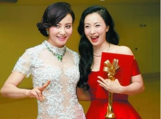 48岁小陶虹和51岁大陶红对比两人神似双胞胎人生差距却挺大