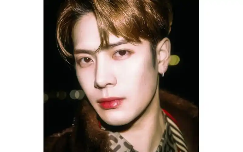 王嘉尔舞台直拍丝滑换装西装man到流鼻血血槽已空实力偷心youcalling