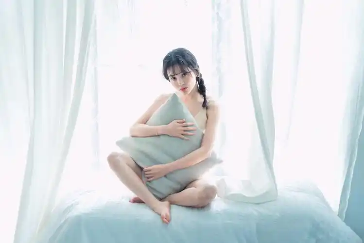 唯美图集: 睡梦中的小姐姐