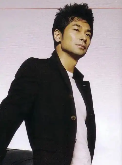 赵文卓坦言:"我从未遮掩过真实的自我,正因这份坦荡,或许无意中触怒了