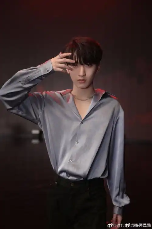 严浩翔蓝衬衫花絮照