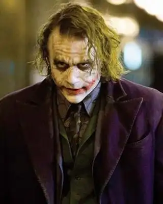 小丑杰克-西斯·莱杰饰当《娱乐周刊》对这部蝙蝠侠的小丑扮演者希斯