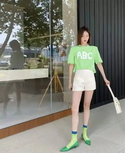 原创白色短裤怎么搭配上衣和鞋子好看