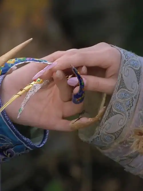 我终于把曹贵人的美甲扒出来了,嬛嬛建议曹贵人把迎春花嵌在指甲上