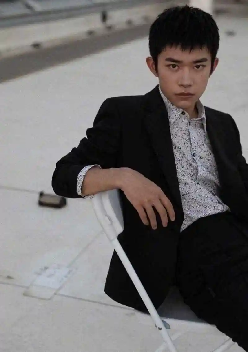 易烊千玺平头亮相,身穿黑色西服套装,内搭碎花衬衣,雅痞又绅士.