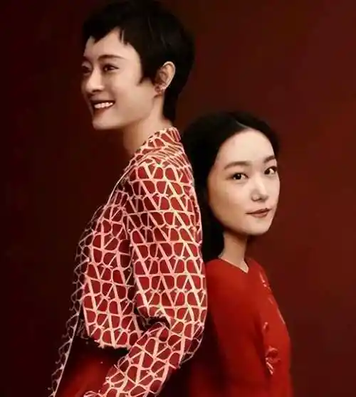 孙俪携22岁妹妹拍新年时尚大片,长相老气眼神涣散,遭网友群嘲_家庭