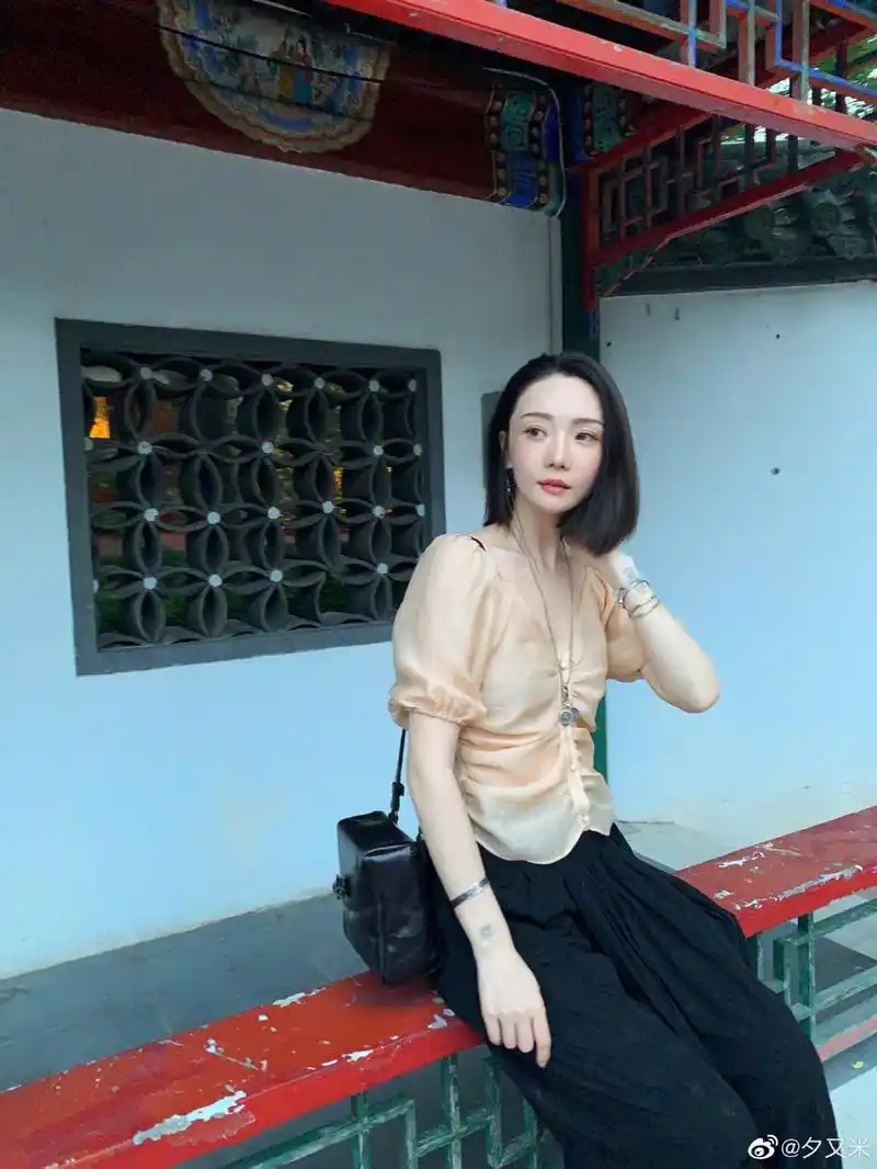 组图:高晓松前妻带父母游天池 发丝飞舞妆容精致下巴超尖
