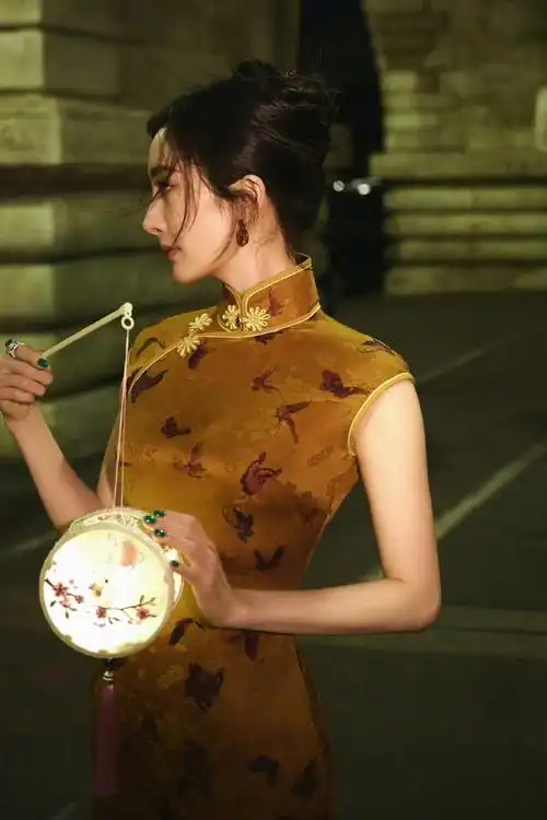 杨幂在法国穿旗袍过中秋,这是近日引发网友热议的话题.