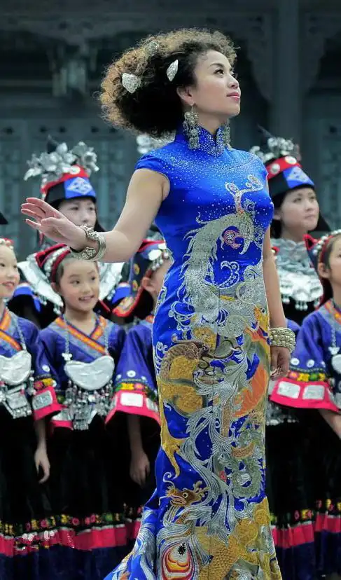 民歌配旗袍:"旗袍女王"张也的靓声靓影