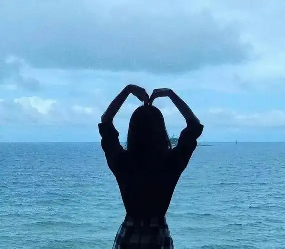 背影比心女生头像我要当着落日和山海的面大声地向你告白