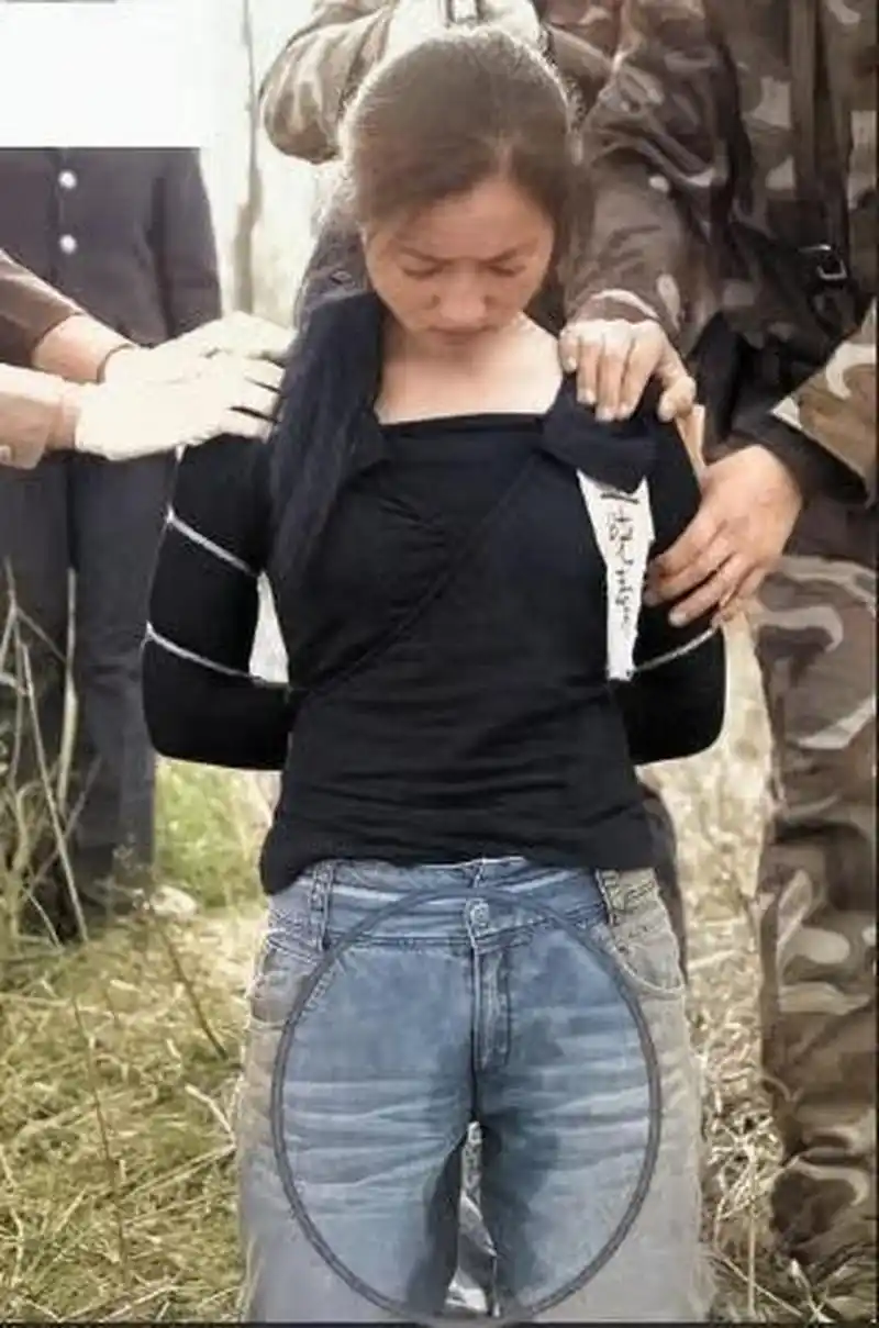 上世纪90年代,90后的毒枭美女 毒枭被带去执行死刑.