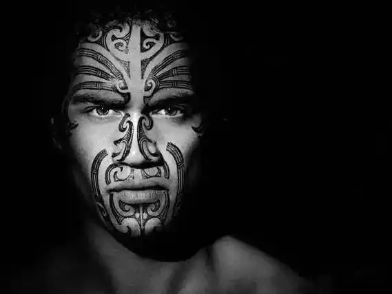 毛利人,也是部落图腾纹身的另一 鼻祖
