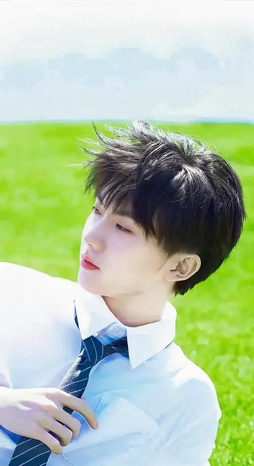 马嘉祺清爽帅气户外写真