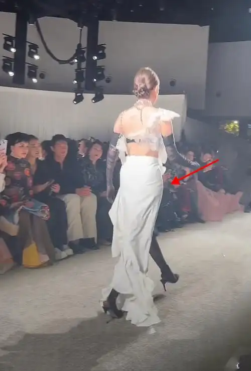 古力娜扎走秀引热议走路不稳扭胯幅度大被嘲气质全无