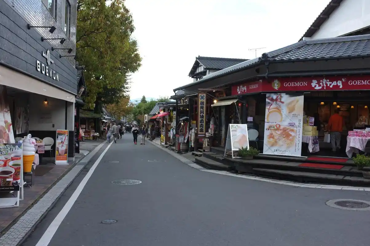 日本人街头拥抱游客,异国文化一般人表示看不懂,中国人看到就跑