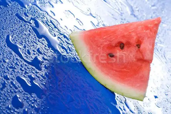 商业照片: 西瓜 ·片· 蓝色 · 表面 ·湿· 食品