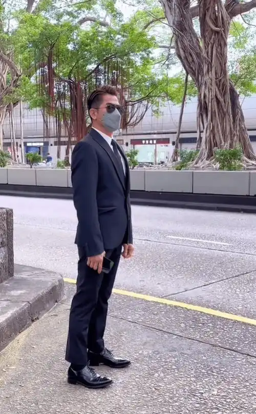 有网友拍到郭富城在宴会现场等车的画面,照片中见郭富城一身黑色西装