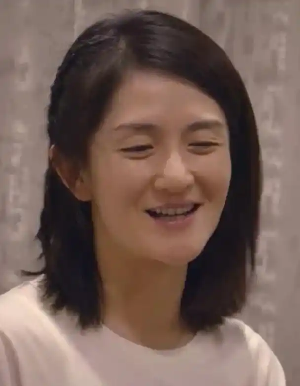 有种38岁叫谢娜,故意关掉滤镜素颜出镜,网友:冻龄女神实至名归