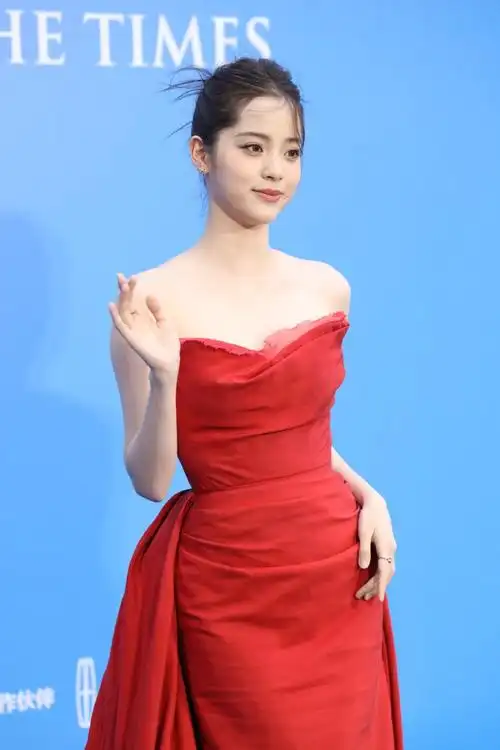 【明星】#欧阳娜娜仪态#欧阳娜娜超话身着 jason wu collection 礼服