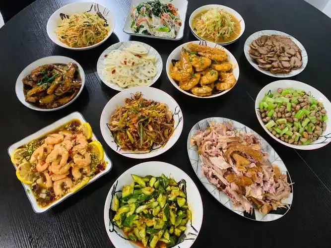 大家年夜饭都吃了嘛!来晒晒你们的饭桌吧