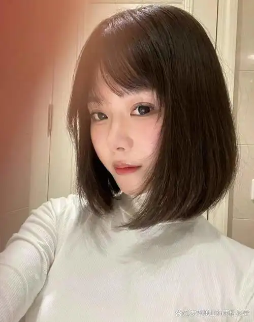 夏天剪一款这样的短发,真的好看又减龄,非常简约又百搭的漫画短发给人