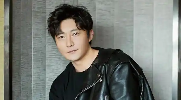 郭京飞降生于北京,成长于一个充满荣誉的军人世家.