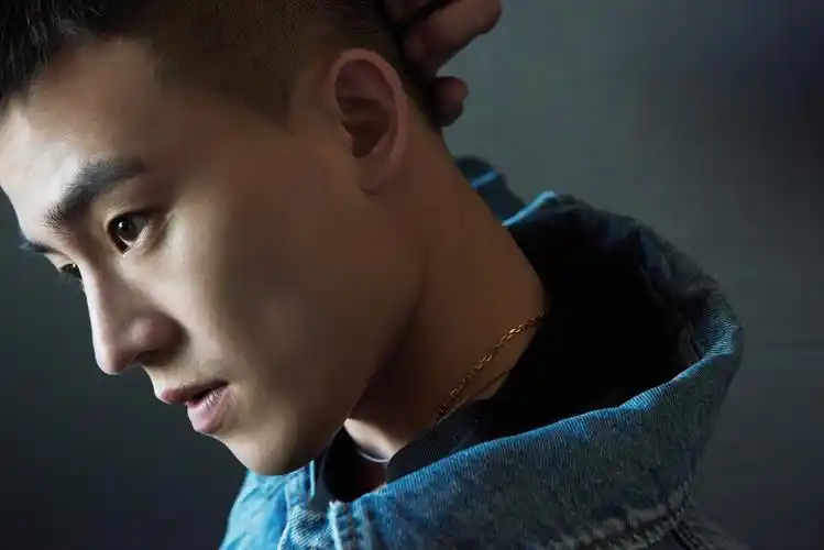 欧豪亮相某品牌活动活力look酷帅有型