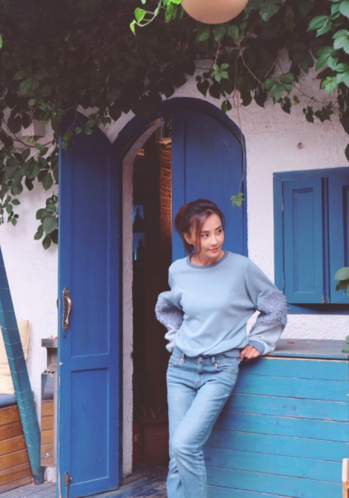 不得不说如今被外国丈夫宠成宝的马雅舒也越活越年轻了,42岁的她扎着