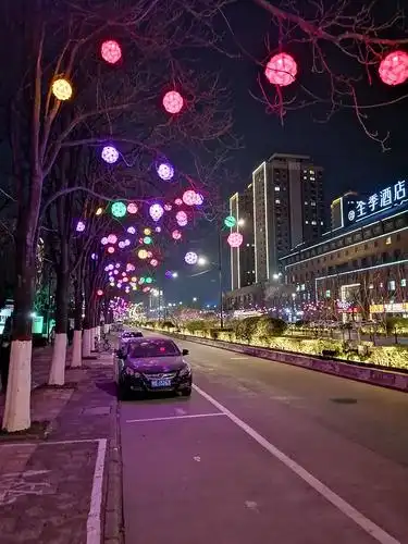 2021年2月8日晚,我和老伴散步,用手机拍摄了金明大道,金明广场,大梁