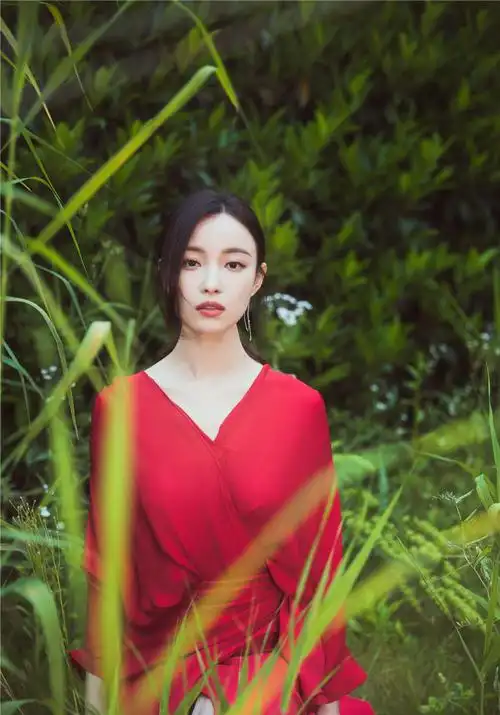 原创被倪妮气质彻底折服,穿红色礼裙化身最美"小辣椒",实在太女神