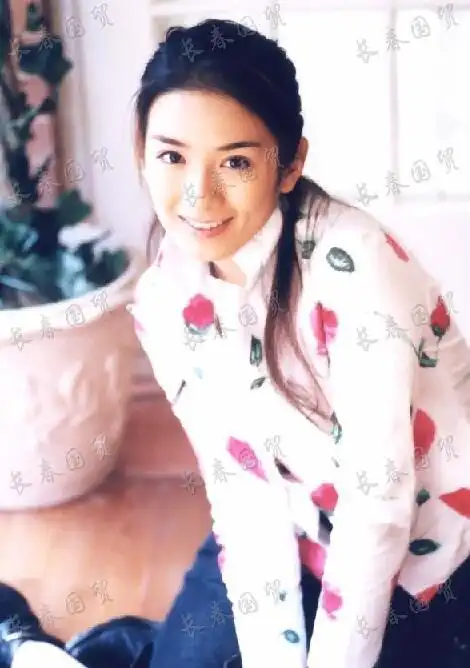 照片中的黄奕一头长发,身穿中国风上衣,五官清秀清纯甜美,似邻家女孩