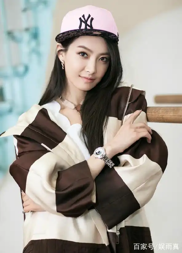 宋茜是韩国一个组合里面的队长,所以她本身气场就非常足,因为穿上皮衣