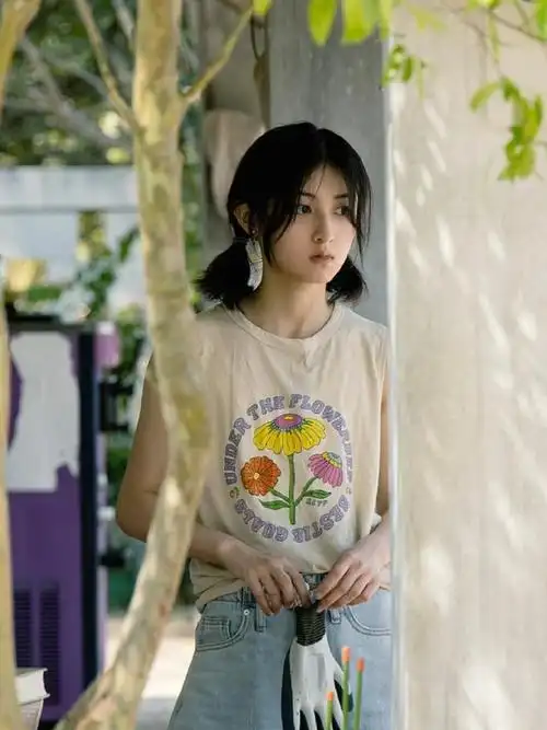 张子枫的私服穿搭感觉好舒服,花衬衫配五分短裤,满满"少年感"