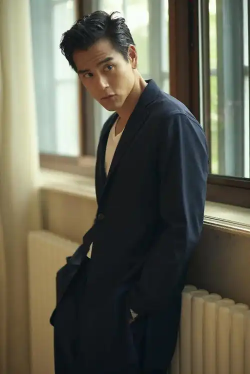 彭于晏走廊自拍