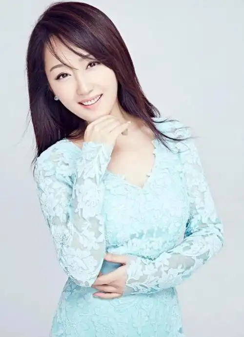 独特魅力的绽放:杨钰莹,即使在年过半百的年纪,依然散发着独特的魅力.