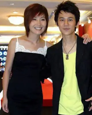 【图】41岁何炅老婆王菁婚 女大三抱金砖