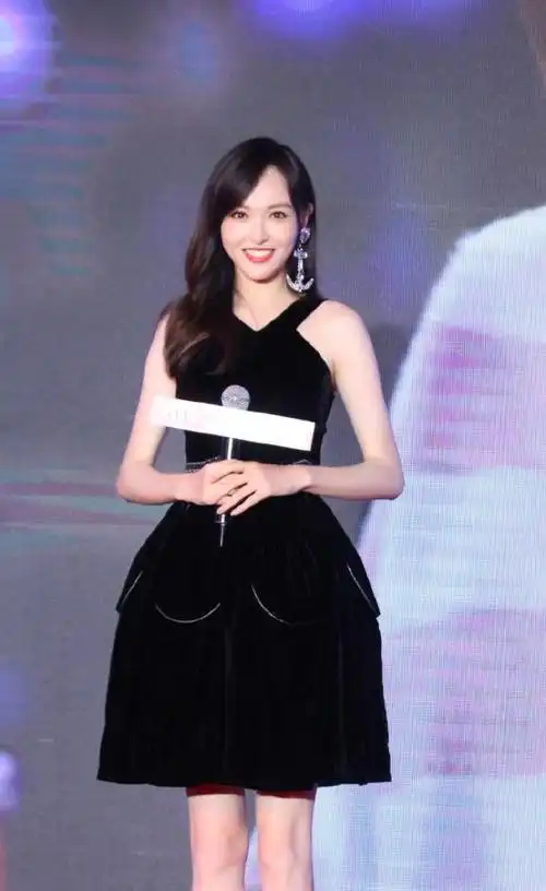 35岁唐嫣身穿黑色蓬蓬裙亮相,夸张耳饰吸睛无数,小蛮腰也超抢镜
