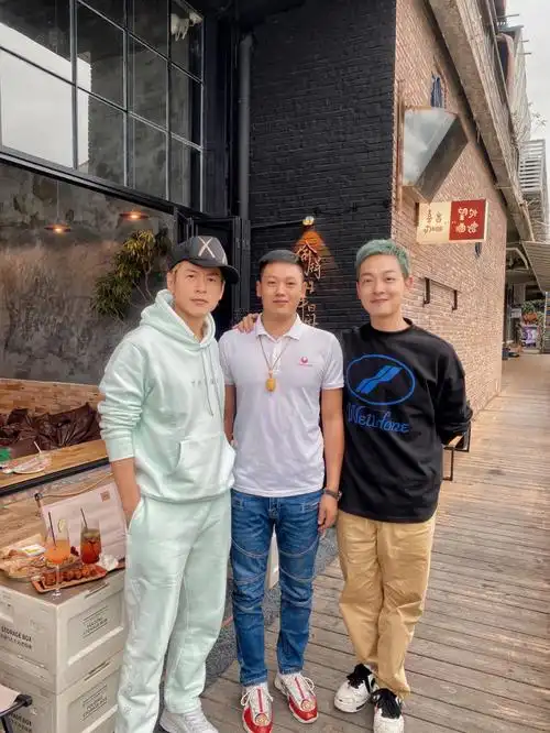 梁烈唯梁竞徽胡焖龙两大哥光临喜出望外