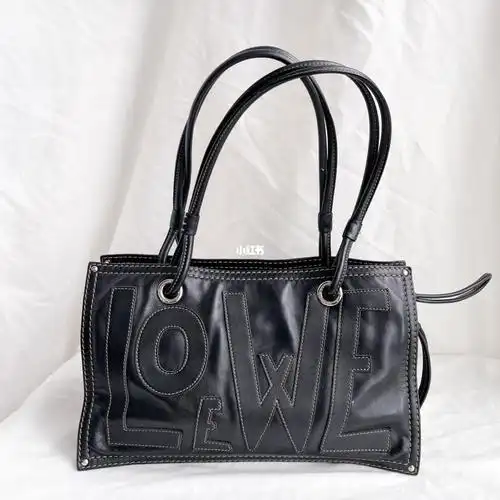 罗意威中古包这款罗意威的双面托特大家应该都不陌生,功能与美貌