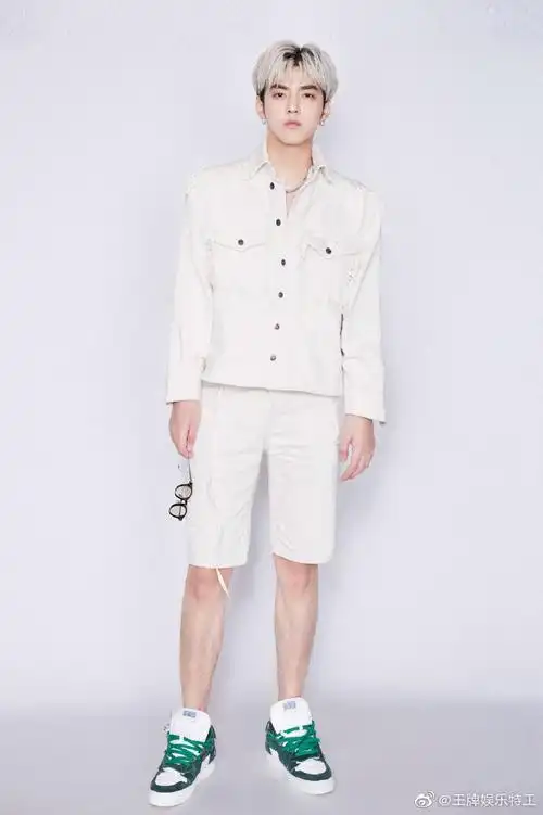 照片中吴亦凡身着07白色衬衫款式的外套,外套设计很独特,衣服兜兜上