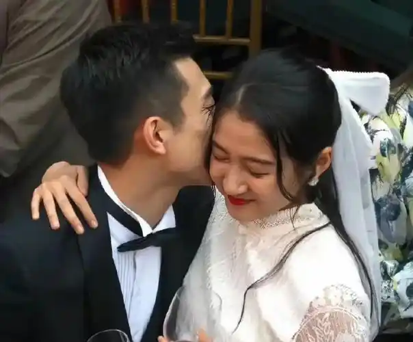 关晓彤因为鹿晗的缘故,这些年推了很多吻戏吧,不得不吻的时候也很勉强